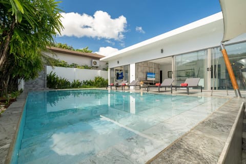 Property building, Patio, Day, Swimming pool, Swimming pool, sunbed