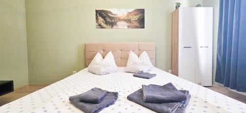Bed, Photo of the whole room, Bedroom, towels