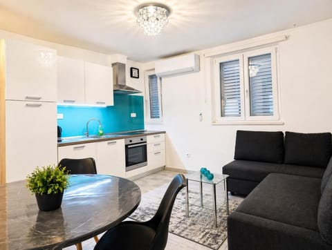 Kitchen or kitchenette, Living room, Seating area, Dining area