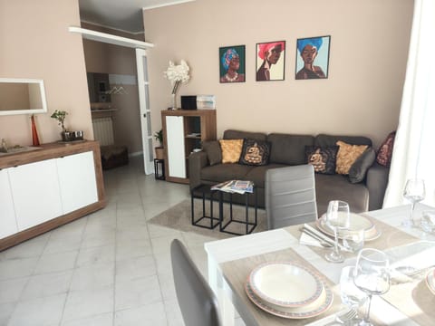 Living room, Decorative detail, Dining area