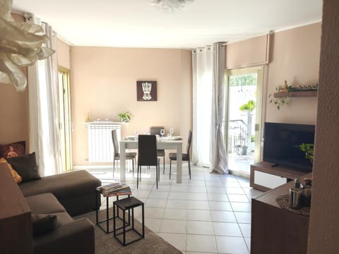 Day, TV and multimedia, Living room, Decorative detail, Dining area