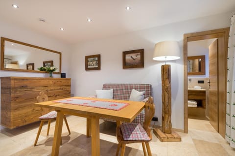 Kitchen or kitchenette, Seating area, Dining area