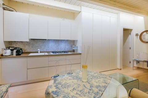 Kitchen or kitchenette, Dining area, stove