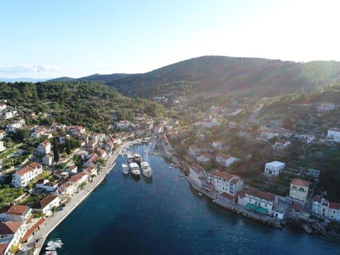 Restaurant/places to eat, Neighbourhood, Natural landscape, Beach