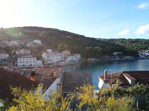 Restaurant/places to eat, Neighbourhood, Natural landscape, Beach