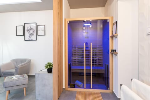 Sauna, Living room
