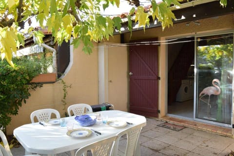 Patio, Day, Balcony/Terrace, Dining area