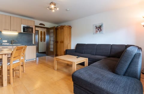 TV and multimedia, Kitchen or kitchenette, Living room, Seating area, Dining area, stove