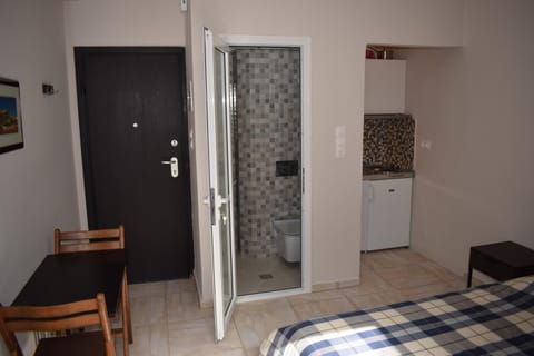 Bed, Kitchen or kitchenette, Photo of the whole room, Dining area, Bedroom