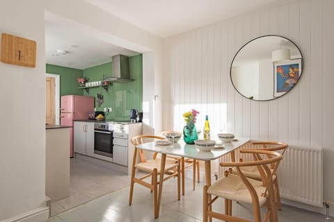 Kitchen or kitchenette, Dining area, stove