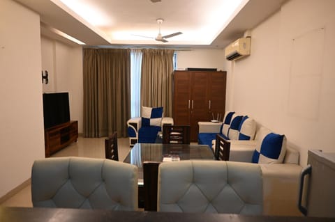 Communal lounge/ TV room, TV and multimedia, View (from property/room), Living room, Seating area, air conditioner