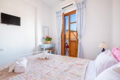 Bed, TV and multimedia, Bedroom