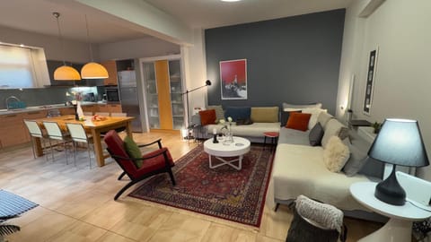 Seating area, Dining area, kitchen
