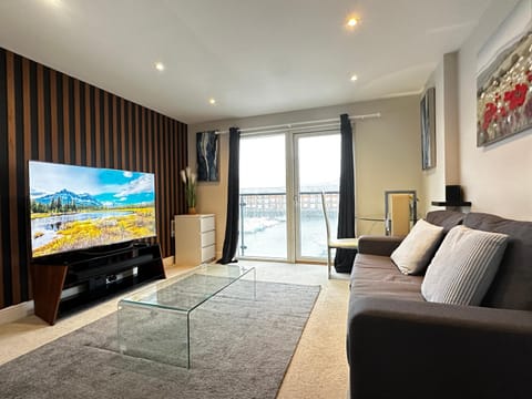 TV and multimedia, Living room, Evening entertainment