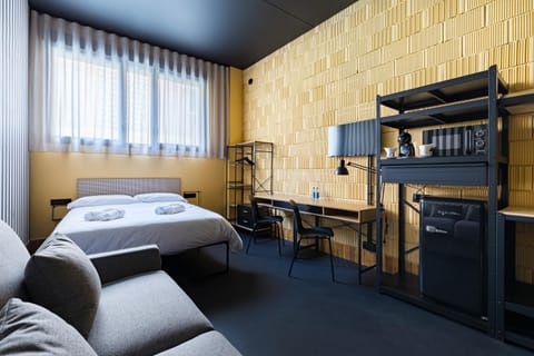 Bed, TV and multimedia, Living room, Photo of the whole room, Seating area, Bedroom