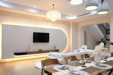 Property building, Communal lounge/ TV room, TV and multimedia, Living room, Seating area, Dining area, Evening entertainment