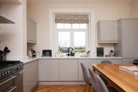 Kitchen or kitchenette, Dining area, pet friendly, stove, toaster