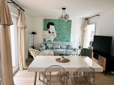 Modern and Quiet House with Patio Chalet in Saint-Denis, France