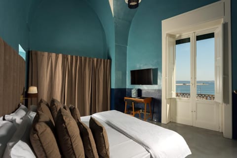 TV and multimedia, Photo of the whole room, Decorative detail, Bedroom, Sea view