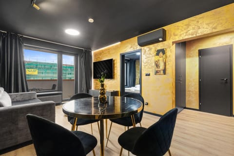 Communal lounge/ TV room, TV and multimedia, Living room, Seating area, Dining area, Evening entertainment, air conditioner