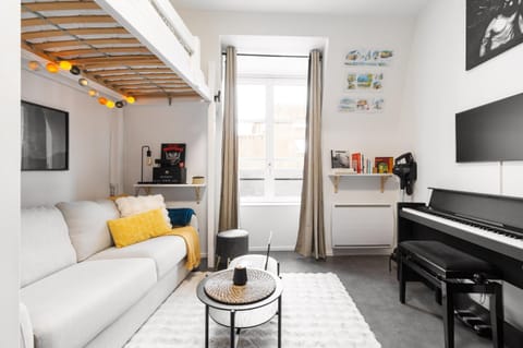 Day, TV and multimedia, Living room, Seating area, heating