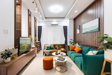 Communal lounge/ TV room, TV and multimedia, Living room, Seating area, air conditioner