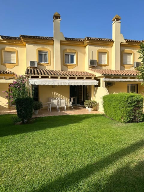 Property building, Patio, Day, Garden, Garden, Garden view