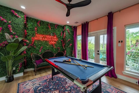 Billiard, Game Room