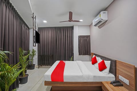 Bed, TV and multimedia, Living room, Photo of the whole room, Seating area, Bedroom, fireplace, air conditioner