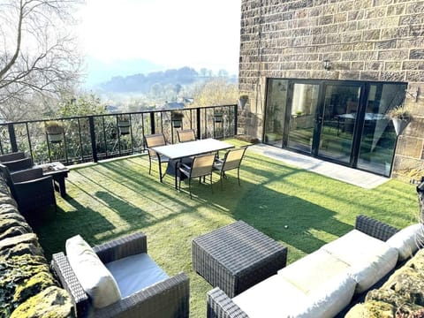 Peak District Getaway Retreat! The most Stunning Garden Views - Firepit - Brand newly refurbished - Perfect for friends & family getaways House in Amber Valley