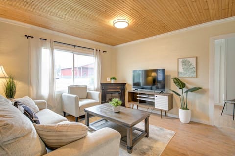 Ocean Spray Resort Cottage 12 by Grayland Beach House in Grayland