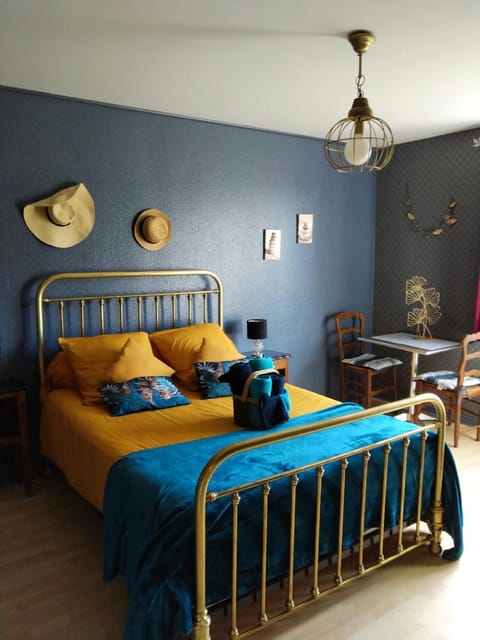 Bed, Dining area
