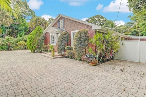 NEW Hugh St Hideaway with Pool House in Jupiter