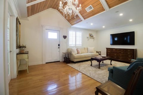 NEW Hugh St Hideaway with Pool House in Jupiter