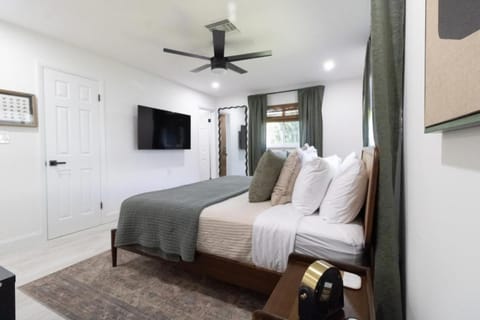 NEW Riverside Retreat with Pool House in Tequesta