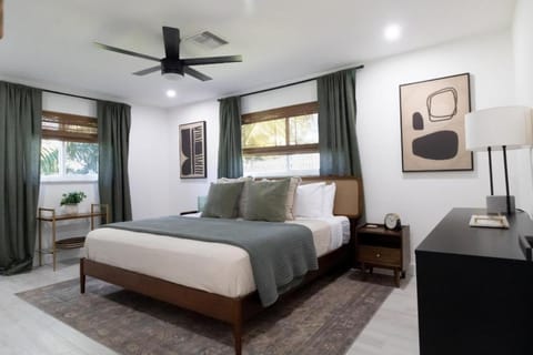 NEW Riverside Retreat with Pool House in Tequesta