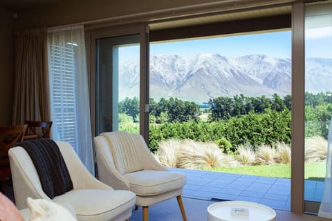 Natural landscape, View (from property/room), Balcony/Terrace, Living room, Seating area, Mountain view