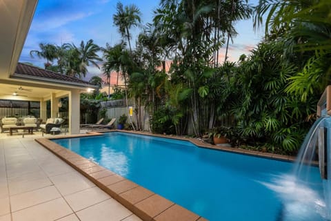 Garden, Pool view, Swimming pool, Swimming pool, sunbed