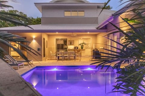 Night, Garden, Garden view, Pool view, Swimming pool, sunbed
