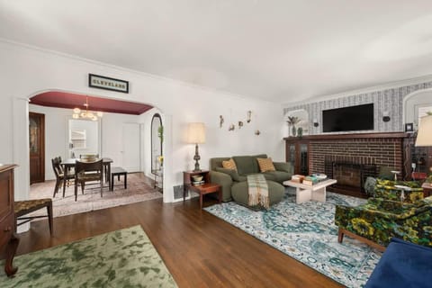 Hot Tub - Game Room - Chic & Spacious - Sleeps 10 House in Cleveland Heights