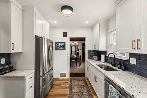 Hot Tub - Game Room - Chic & Spacious - Sleeps 10 House in Cleveland Heights