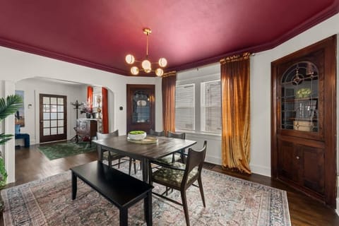 Hot Tub - Game Room - Chic & Spacious - Sleeps 10 House in Cleveland Heights