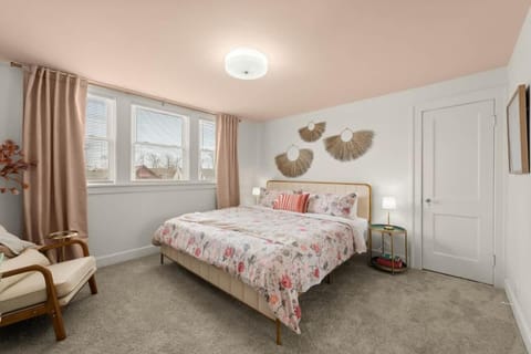 Hot Tub - Game Room - Chic & Spacious - Sleeps 10 House in Cleveland Heights