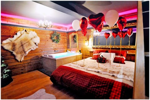 Bed, Hot Tub, Bedroom, Bath