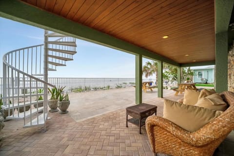 Stones Throw Beachfront Family Suite #3 VIEWS Apartment in Indian Rocks Beach