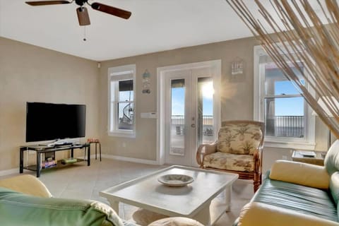 Stones Throw Beachfront Family Suite #3 VIEWS Apartment in Indian Rocks Beach