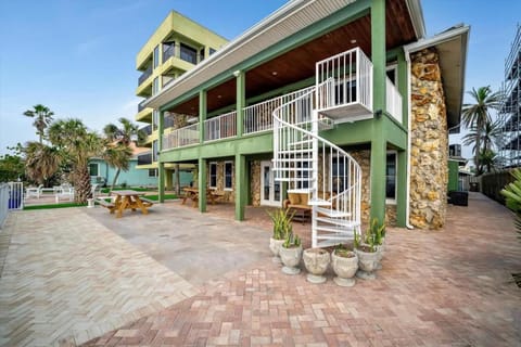 Stones Throw Beachfront Premier Suite #4 VIEWS Apartment in Indian Rocks Beach