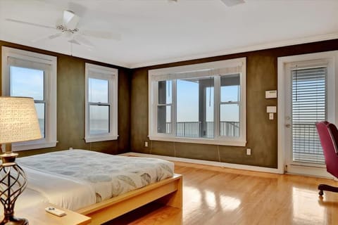 Stones Throw Beachfront Premier Suite #4 VIEWS Apartment in Indian Rocks Beach