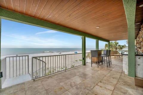 Stones Throw Beachfront Premier Suite #4 VIEWS Apartment in Indian Rocks Beach