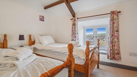 Bed, Photo of the whole room, towels